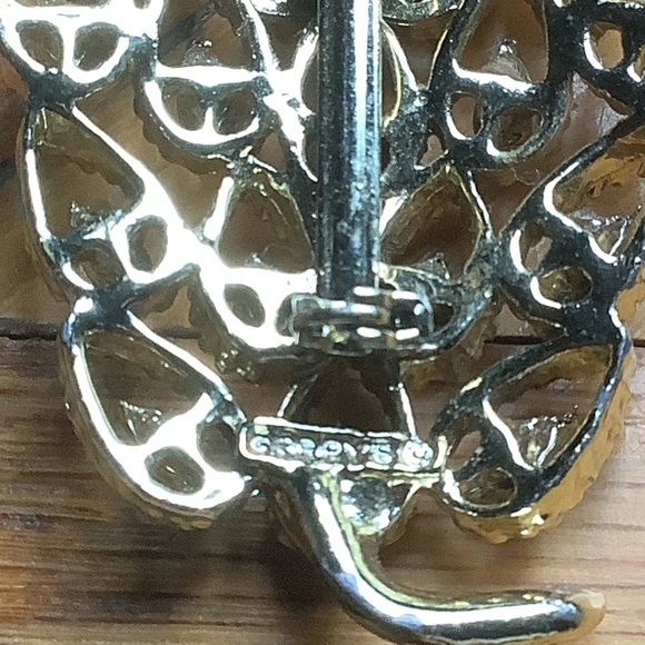 Vintage Gerry’s Goldtone Leaf Design Brooch - Picture 8 of 8